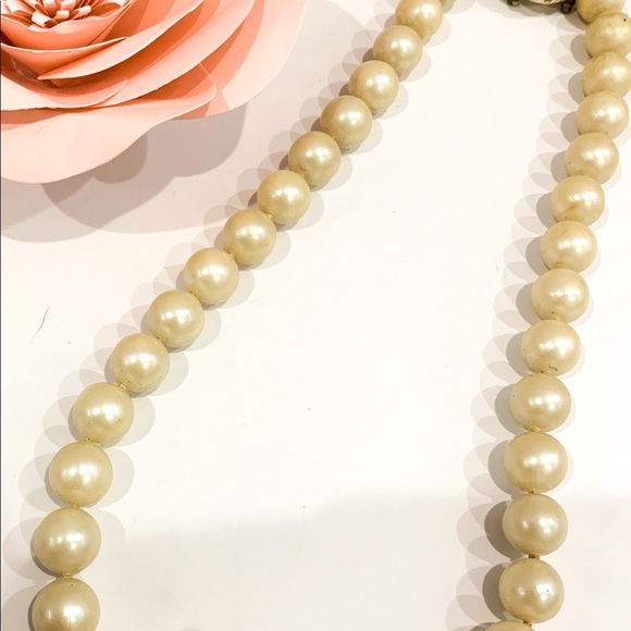 Vintage Faux pearl necklace. - Picture 2 of 9